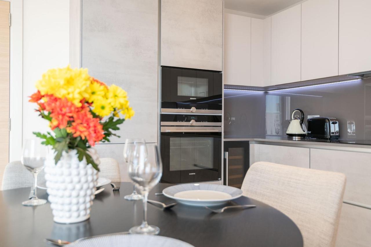 Modern Family Home Close To Victoria Station By Underthedoormat Londen Buitenkant foto